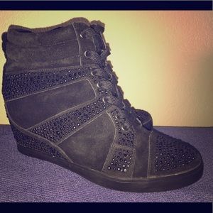 Gianni Bini studded black suede Wedge tennis shoes
